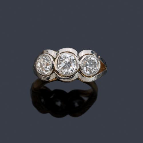 Tresillo con tres diamantes talla antigua de aprox. 1,80 ct en montura de oro amarillo de 18K y vista superior en platino. Circa 1920.
