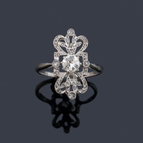 Anillo lanzadera con diamante central talla antigua y talla rosa de aprox. 0,50 ct en total.