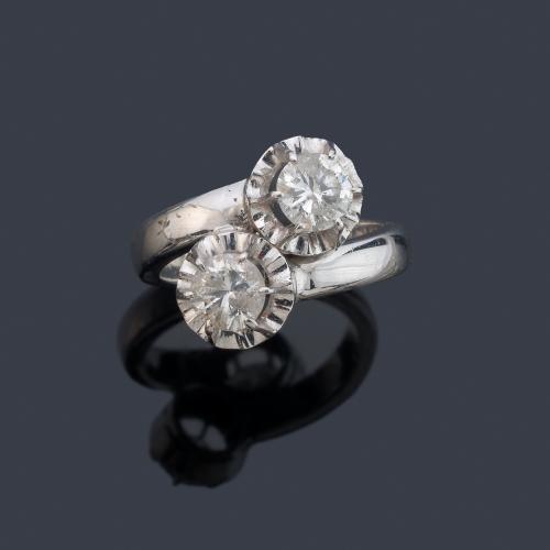 Anillo 'tú y yo' con pareja de brillantes de aprox. 0,54 ct y 0,61 ct respectivamente.