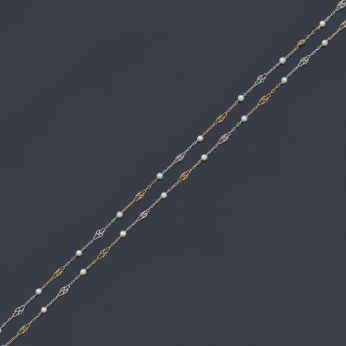 Cadena larga con perlitas aljófar en montura de oro blanco de 18K.