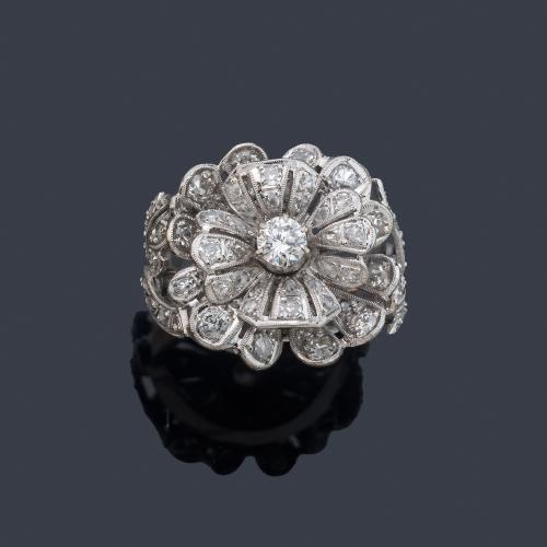 Anillo con diseño floral enriquecido con diamantes talla brillante y sencilla de aprox. 1,20 ct en total.