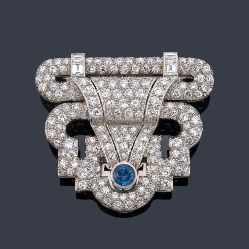  Broche de clip 'art decó' con diamantes talla antigua, carré y 8/8 de aprox. 8,40 ct en total. Años '30.