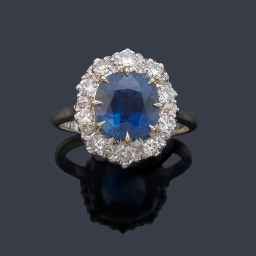 Anillo con zafiro talla 'cushion' de aprox. 3,18 ct con orla de brillantes de aprox. 1,00 ct en total. Certificado GCS.