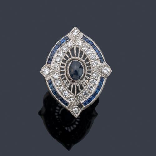  Anillo lanzadera con zafiro talla cabujón y calibrados con diamantes talla 8/8 de aprox. 1,00 ct en total.