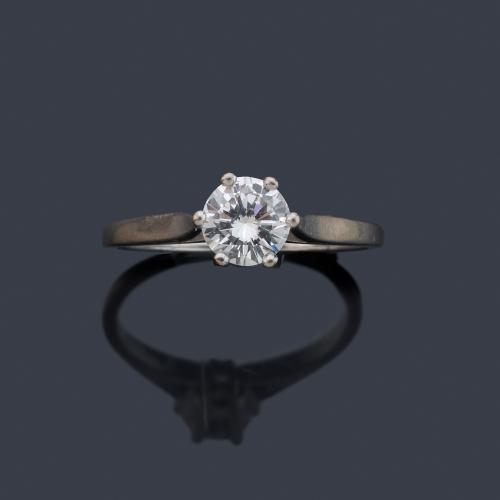 Solitario con brillante de 0,94 ct en montura de oro blanco de 18K. Certificado HRD.