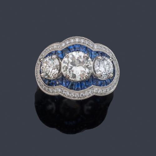 Tresillo con tres diamantes talla transición de aprox. 1,12 ct y dos de aprox. 0,60 ct respectivamente.