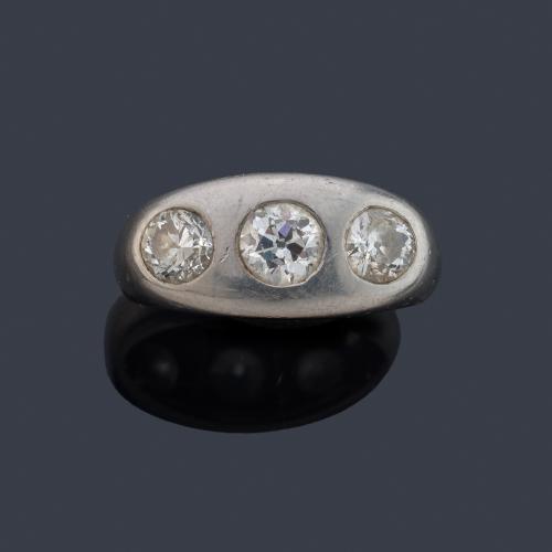 Tresillo con tres diamantes talla antigua de aprox. 1,80 ct en total.