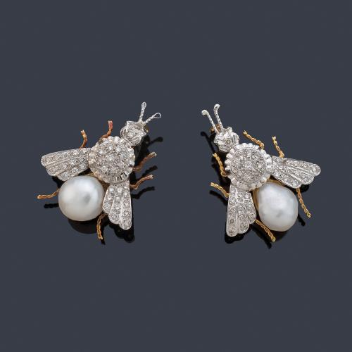 Pareja de broches con diseño de mosca con perla barroca a modo de cuerpo y cuajado de brillantitos.
