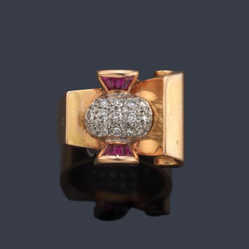 Anillo 'chevalier' con centro de brillantes de aprox. 0,15 ct y rubíes sintéticos calibrados. Años '40.