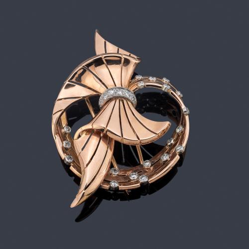  Broche circular con diseño retro en forma de lazada con diamantes talla brillante y sencilla. Años '40.