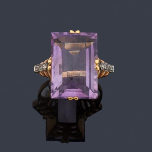 Anillo con amatista rectangular con decoración de diamantes talla rosa. Años '40.