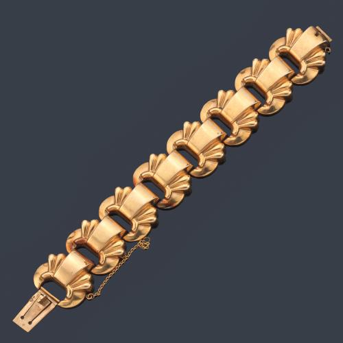 Pulsera años '40 con marcado diseño retro en montura de oro amarillo de 18K.