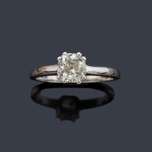 Solitario con diamante talla 'old cushion' de aprox. 1,10 ct en montura de oro blanco de 18K.