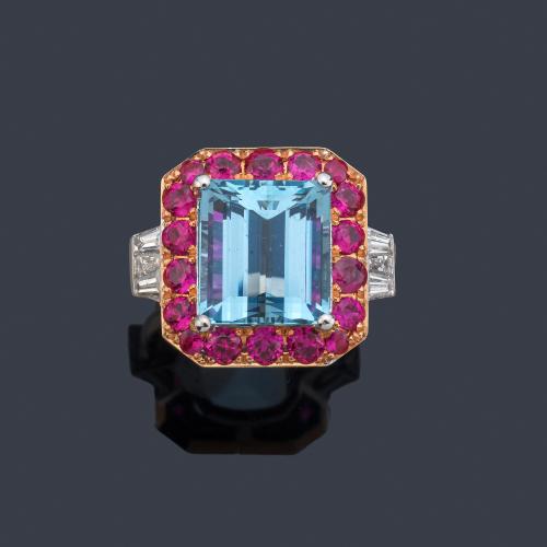 Anillo con aguamarina central de aprox. 8,59 ct con orla de rubíes (Burma) de aprox. 2,75 ct en total y diamantes talla trapecio de aprox. 1,25 ct en total.