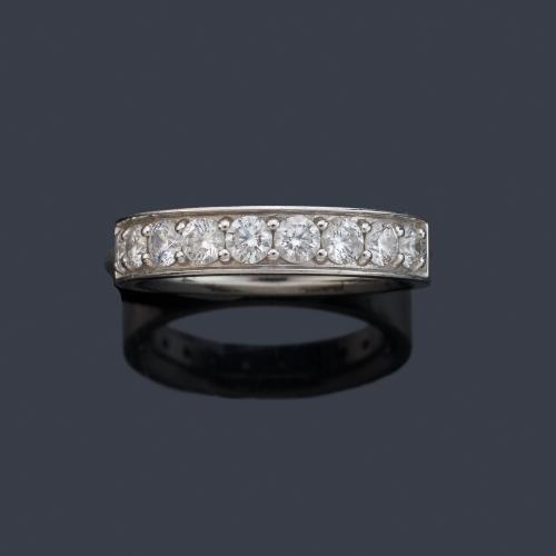 Media alianza con brillantes de aprox. 0,70 ct en total.