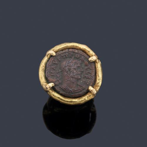 Anillo con moneda antigua romana sobre montura de oro amarillo de 18K.