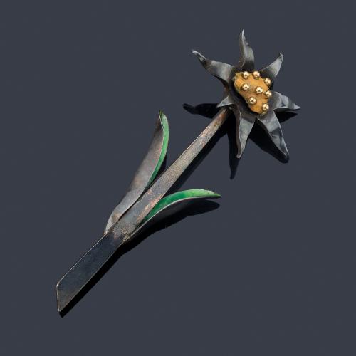 Broche en forma de flor decorado con esmalte realizado en plata.