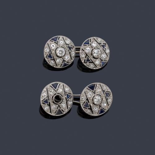 Gemelos con diseño circular época 'art decó' con diamantes talla antigua (falta uno) y zafiros calibrados, en montura de platino. Años '30