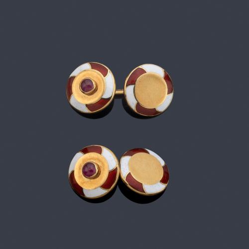Gemelos circulares con esmalte bicolor y rubí central en montura de oro amarillo de 18K.