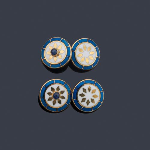 Gemelos con diseño circular con esmalte y zafiro central talla cabujón, realizado en oro amarillo de 18K.