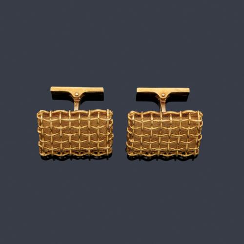 Gemelos rectangulares con diseño de trama en montura de oro amarillo de 18K. Años '70.