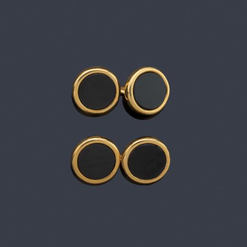 Gemelos circulares con piezas de ónix sobre montura de oro amarillo de 18K.