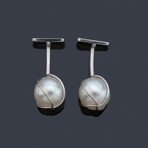 Gemelos con pareja de perlas australianas de aprox. 13,97 mm y 13,96 mm en montura de oro blanco de 18K.