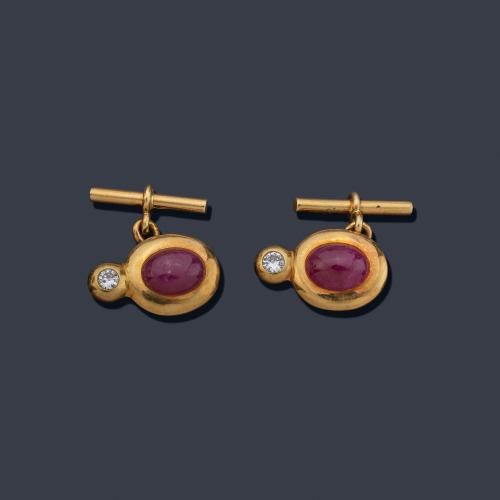 Gemelos con pareja de rubíes talla cabujón y brillante en montura de oro amarillo de 18K.