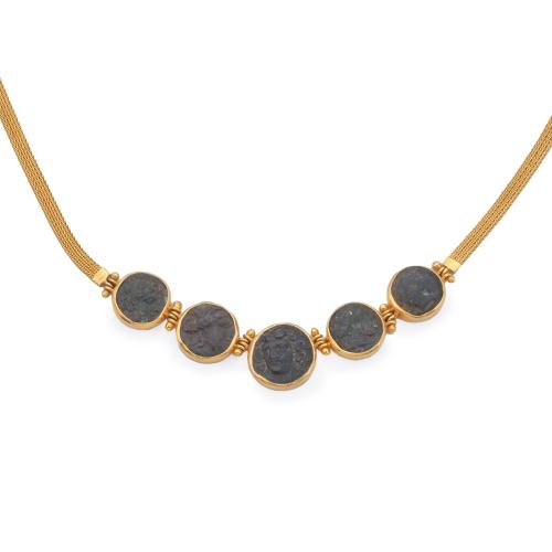 Collar con cinco monedas antiguas de bronce (posiblemente griegas) en montura de oro amarillo de 18K.