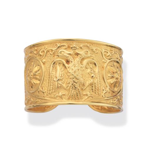 Brazalete ancho rígido con motivo de águila bicéfala cincelada en oro amarillo de 18K.
