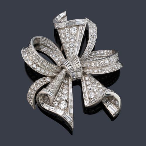 Broche con doble lazada con diamantes talla brillante y baguette de aprox. 8,90 ct en total.