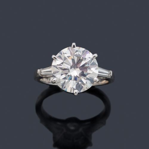 Solitario con brillante de 4,28 ct con dos diamantes talla trapecio. Certificado IGE.