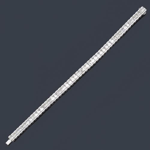 Pulsera rivière con diamantes talla esmeralda de aprox. 17,55 ct en total.