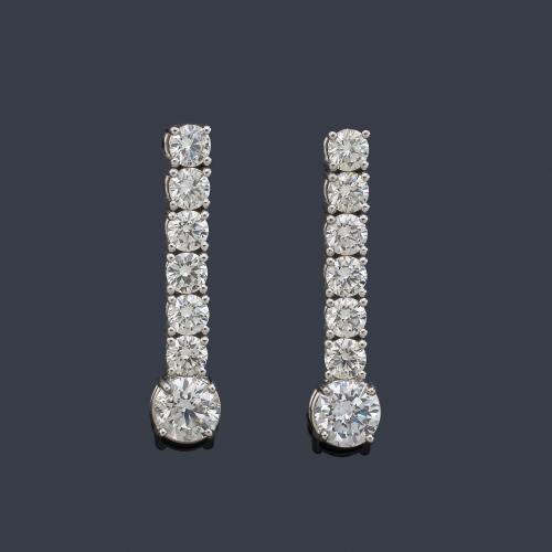 Pendientes largos tipo rivière con banda de brillantes de aprox. 5,04 ct en total.
