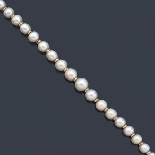 Collar corto con perlas australianas de aprox. 10,73 mm - 15,40 mm intercalado con motivos circulares en oro amarillo de 18K y brillantes.