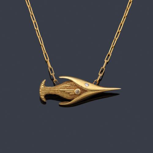 Colgante con diseño abstracto en montura de oro amarillo de 18K.