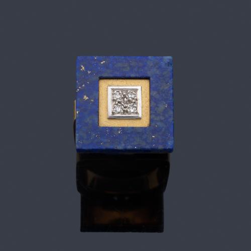 Anillo años '70 con motivo cuadrado en lapislázuli y centro de brillantes en montura de oro amarillo de 18K.