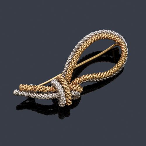 Broche con diseño de nudo marinero en cordoncillo en oro bicolor de 18K.
