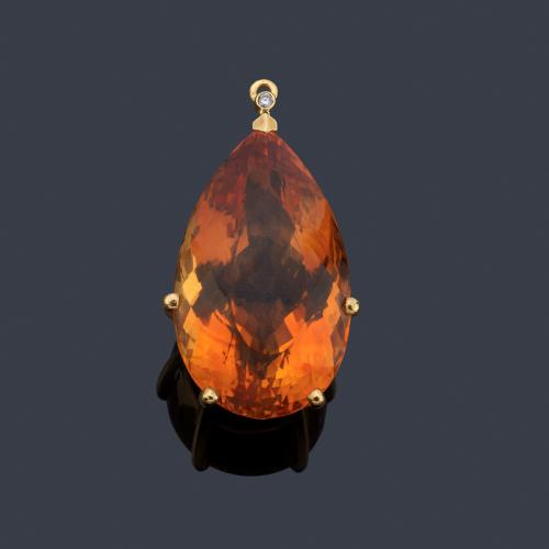 Colgante con cuarzo citrino talla perilla y brillante en la parte superior en montura de oro amarillo de 18K.
