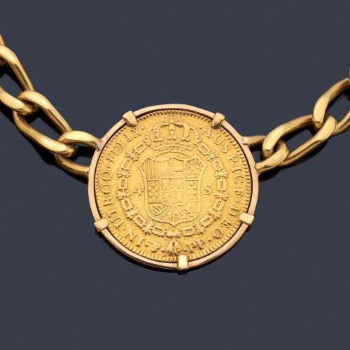 Collar con moneda central de 4 escudos en oro de 22K con eslabones barbados realizados en oro amarillo de 18K.