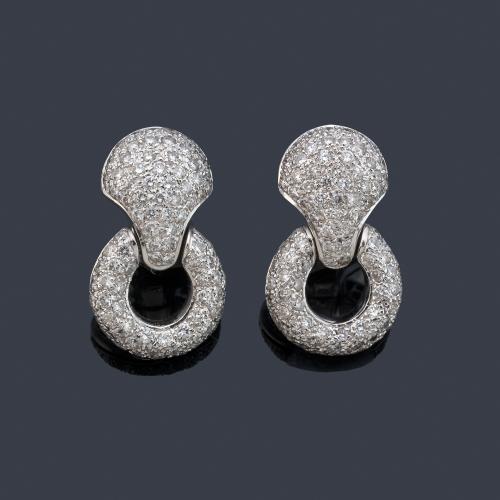 Pendientes en oro blanco de 18 K con pavé de brillantes de un peso total aprox. 3,00 ct.