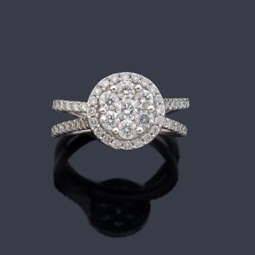 Anillo con diseño de rosetón con brillantes de aprox. 1,20 ct en total.