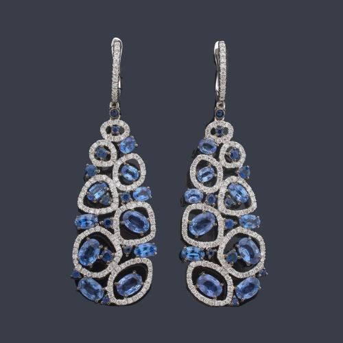  Pendientes largos con diseño calado con zafiros talla oval y redonda de aprox. 3,40 ct en total y brillantes de aprox. 1,70 ct en total.