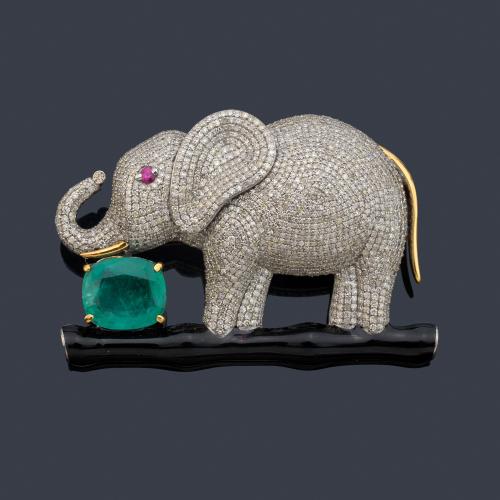 Broche - colgante con diseño de elefante con delicado pavé de brillantes de aprox. 5,32 ct en total y una esmeralda de aprox. 4,58 ct con detalle de esmalte negro y un rubí.