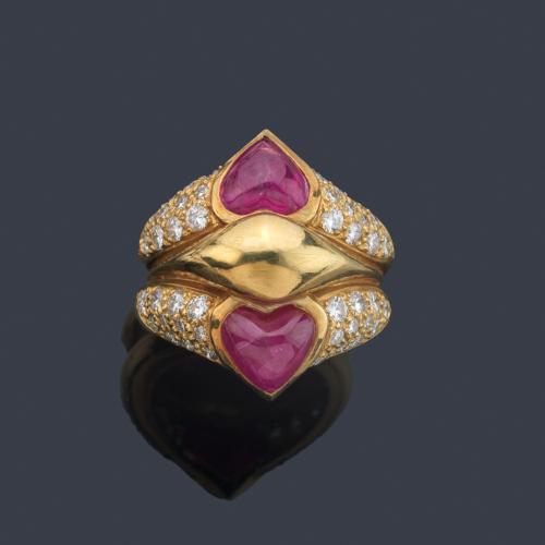  Anillo con dos rubíes talla corazón de aprox. 0,65 ct cada uno y cuatro motivos en pavé de brillantes de aprox. 1,00 ct en total.