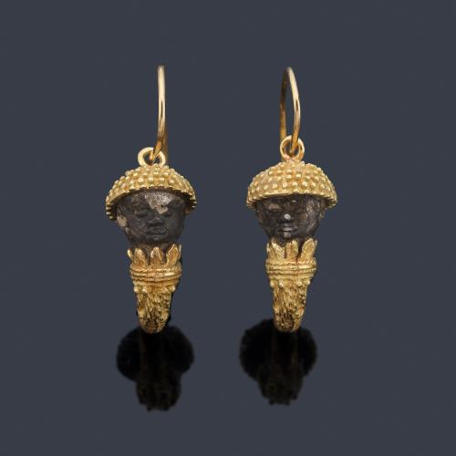 Pendientes largos con pareja de 'Moretos' con diseño cincelado en oro amarillo de 18K.