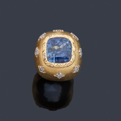 Anillo con zafiro central 'Ceylán' de aprox. 13,65 ct y detalles con brillantes de aprox. 0,22 ct en total. Certificado C. Dunaigre Switzerland.