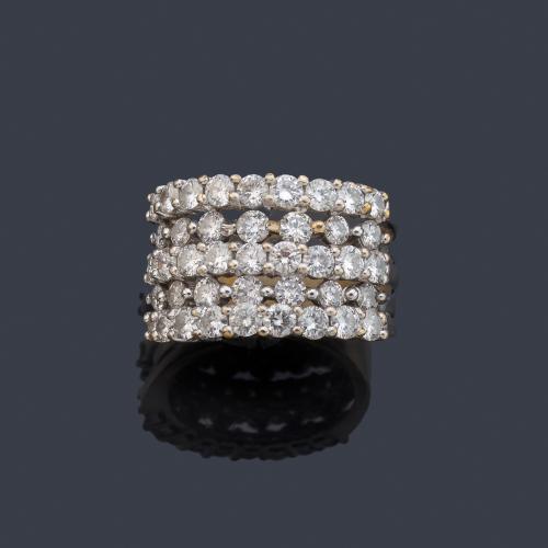 Anillo con cinco bandas de brillantes de aprox. 3,00 ct en total.