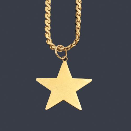 Colgante en forma de estrella y cadena con diseño entrelazado en oro amarillo de 18K.