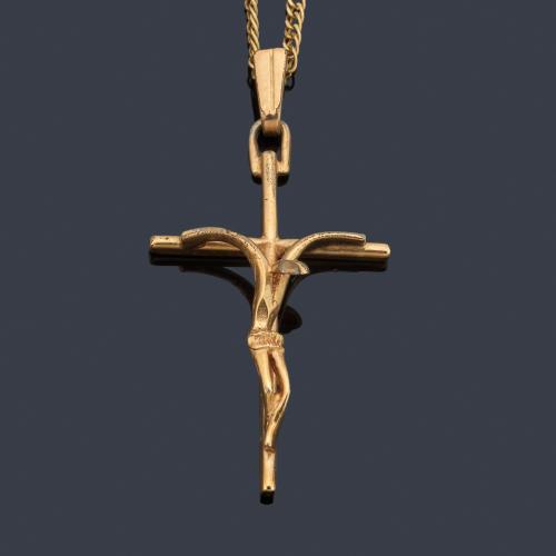 Cruz y cadena realizados en oro amarillo de 18K.